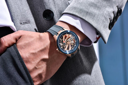Herrklocka från PAGANI DESIGN – Mekanisk automatisk lyxmodell av typen ”skelett” (öppen mekanism), utrustad med en tourbillon, safirglas med antireflexbehandling, vattentät och självlysande.