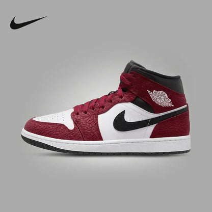 Nike Air Jordan 1 IQC493-600, baskets montantes pour hommes, chaussures de basketball rétro rouge, blanc et noir, dessus en cuir, style streetwear.