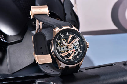 Herrklocka från PAGANI DESIGN – Mekanisk automatisk lyxmodell av typen ”skelett” (öppen mekanism), utrustad med en tourbillon, safirglas med antireflexbehandling, vattentät och självlysande.