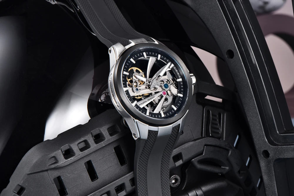 Herrklocka från PAGANI DESIGN – Mekanisk automatisk lyxmodell av typen ”skelett” (öppen mekanism), utrustad med en tourbillon, safirglas med antireflexbehandling, vattentät och självlysande.