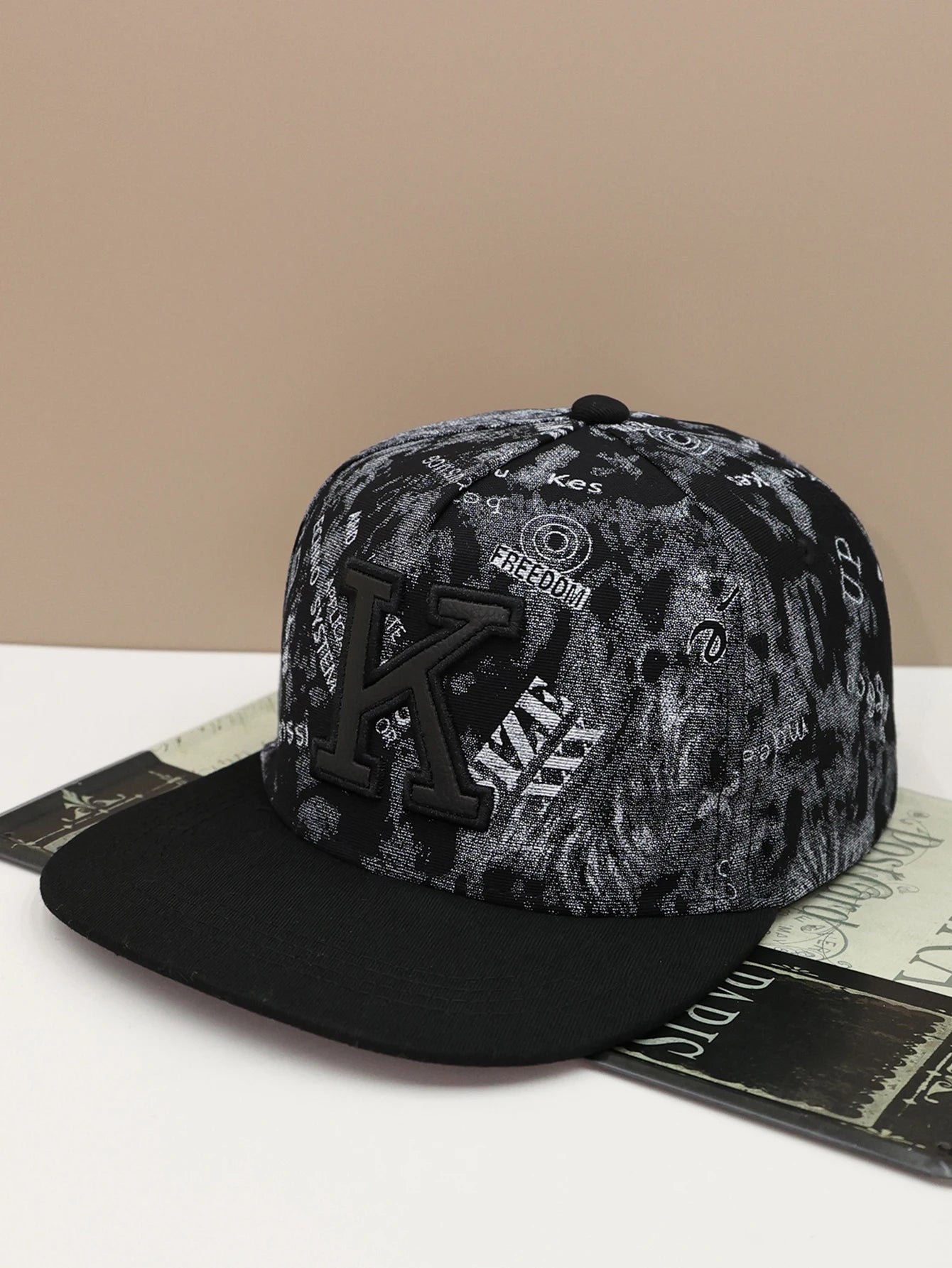 1pc K letter embroidered hip-hop baseball cap with sun visor and flat brim cap