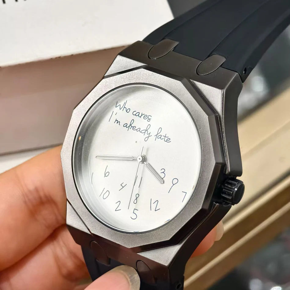Montre pour homme de luxe avec boîtier octogonal et bracelet en silicone, étanche, dotée d'un cadran arborant le slogan humoristique « Who Cares I'm Already Late » (Et puis quoi, je suis déjà en retard).