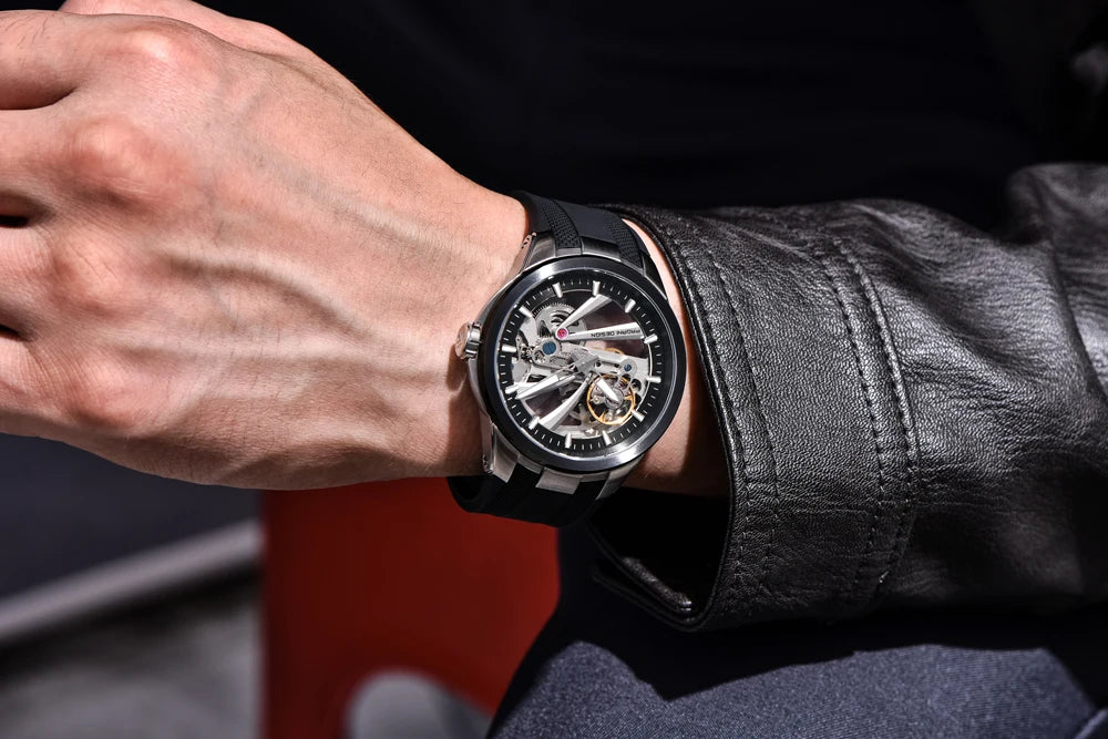 Herrklocka från PAGANI DESIGN – Mekanisk automatisk lyxmodell av typen ”skelett” (öppen mekanism), utrustad med en tourbillon, safirglas med antireflexbehandling, vattentät och självlysande.