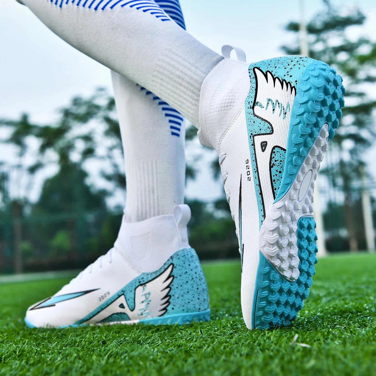 Professional Football Boots Men's Soccer Shoes Adult Society Football Cleats Ultralight Training Soccer Outdoor Sports Sneakers