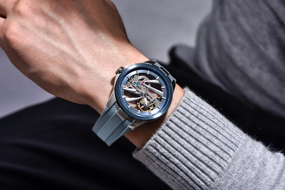 Herrklocka från PAGANI DESIGN – Mekanisk automatisk lyxmodell av typen ”skelett” (öppen mekanism), utrustad med en tourbillon, safirglas med antireflexbehandling, vattentät och självlysande.