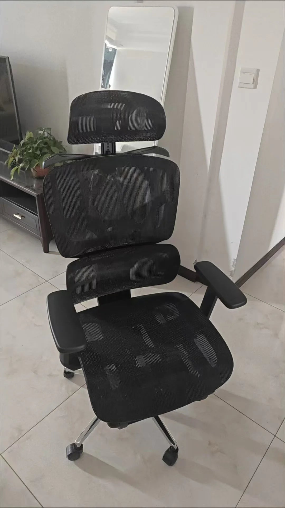 Sedia da ufficio ergonomica regolabile in mesh, sedia da scrivania per computer con schienale alto traspirante, supporto lombare 6D e poggiapiedi retrattile