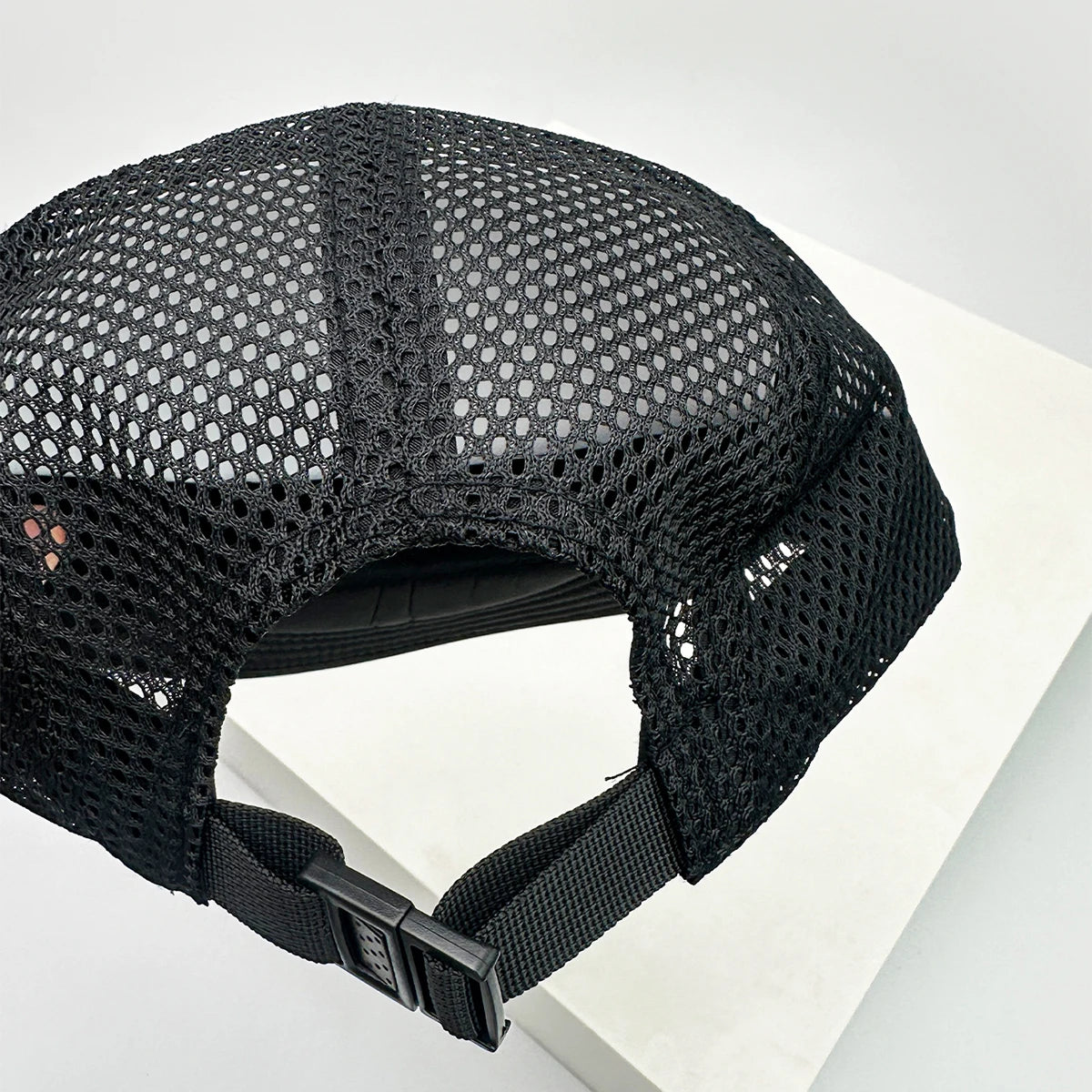 Cappellini da baseball unisex semplici in rete con lettere, parasole, ad asciugatura rapida, traspiranti, con visiera corta e a punta, versatili, alla moda, per attività all’aperto