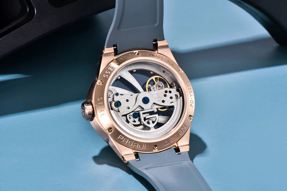 Herrklocka från PAGANI DESIGN – Mekanisk automatisk lyxmodell av typen ”skelett” (öppen mekanism), utrustad med en tourbillon, safirglas med antireflexbehandling, vattentät och självlysande.