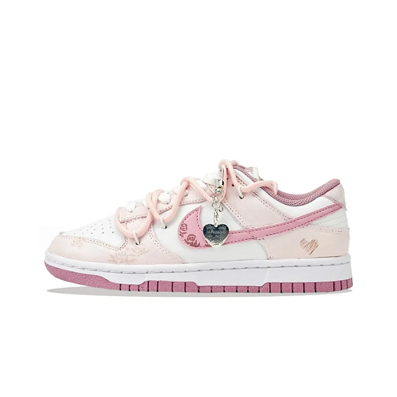 Personalizované tenisky Nike Dunk „Honeyed Rose“ – nové čínske ručne maľované dámske nízke skate topánky so srdiečkami