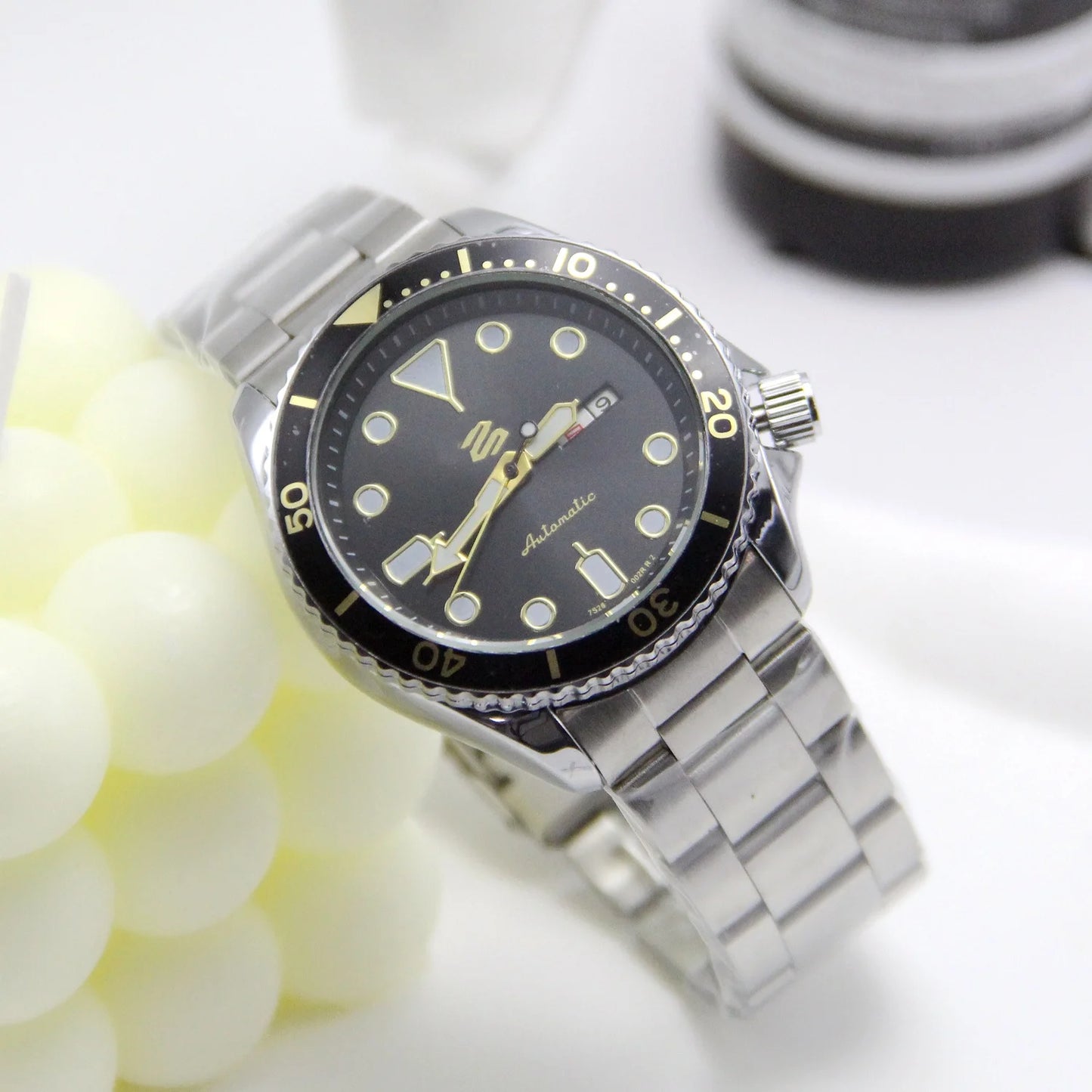 Classic Sport Automatic Diver Watch with Date Window Stainless Steel Band Sporty Diver Style Automatic Men Watch Two-Tone Bezel Stainless Steel Band Day Date Display Men's Automatic Diver Watch