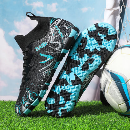 Chaussures de football, sneakers, chaussures de soccer, au-dessus de la cheville mais pas jusqu'au genou, semelle antidérapante à crampons.