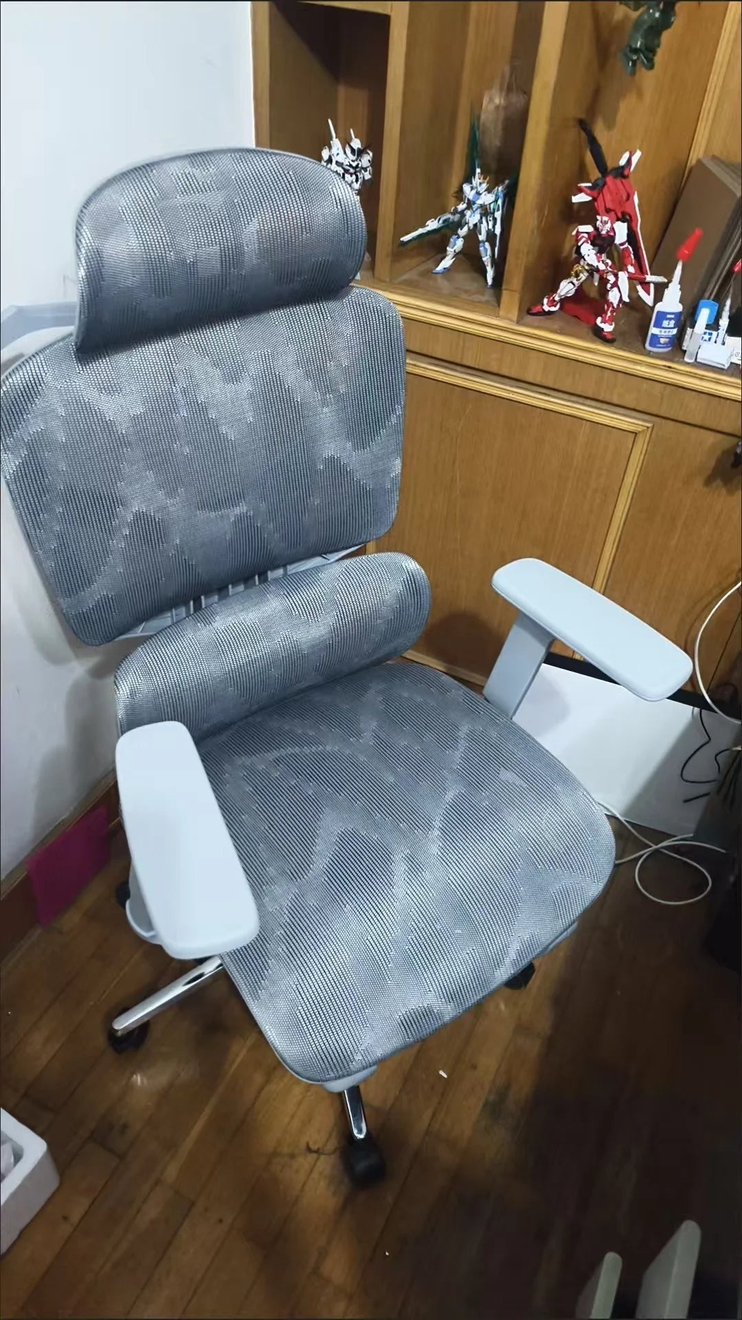 Sedia da ufficio ergonomica regolabile in mesh, sedia da scrivania per computer con schienale alto traspirante, supporto lombare 6D e poggiapiedi retrattile