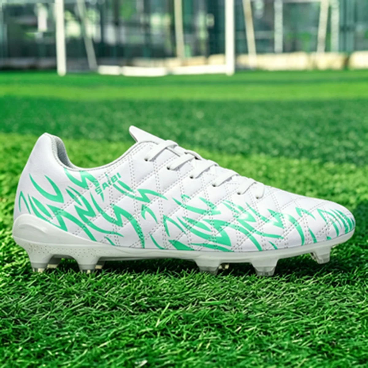 Chaussures de football AG/FG économiques avec tige en PU mélangé, crampons longs en TPU, antidérapantes et durables pour terrain en herbe