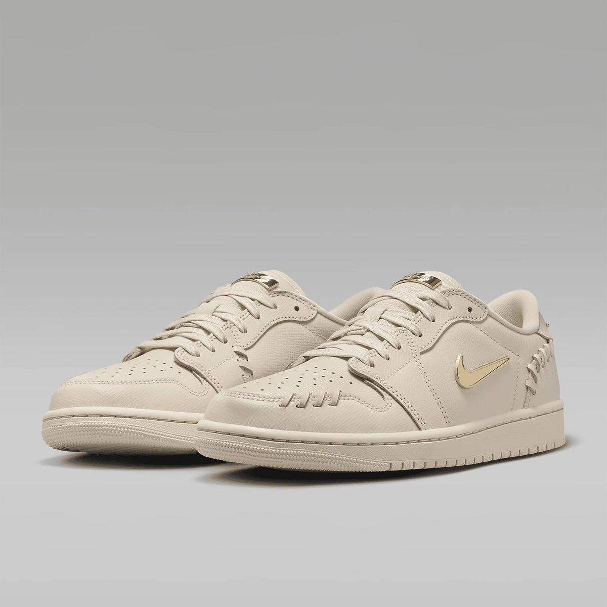 Ténis Nike Authentic Air Jordan 1 MM Low Small Gold Hook para mulher FN5032-200