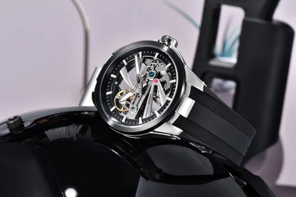 Herrklocka från PAGANI DESIGN – Mekanisk automatisk lyxmodell av typen ”skelett” (öppen mekanism), utrustad med en tourbillon, safirglas med antireflexbehandling, vattentät och självlysande.