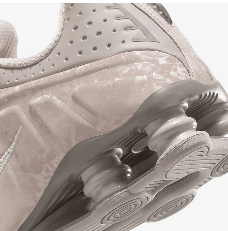 Nike Original Shox R4 Damen-Laufschuhe mit Dämpfung und niedrigem Schnitt HV0934-001