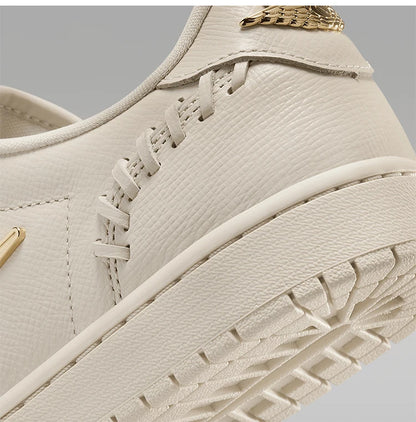 Ténis Nike Authentic Air Jordan 1 MM Low Small Gold Hook para mulher FN5032-200