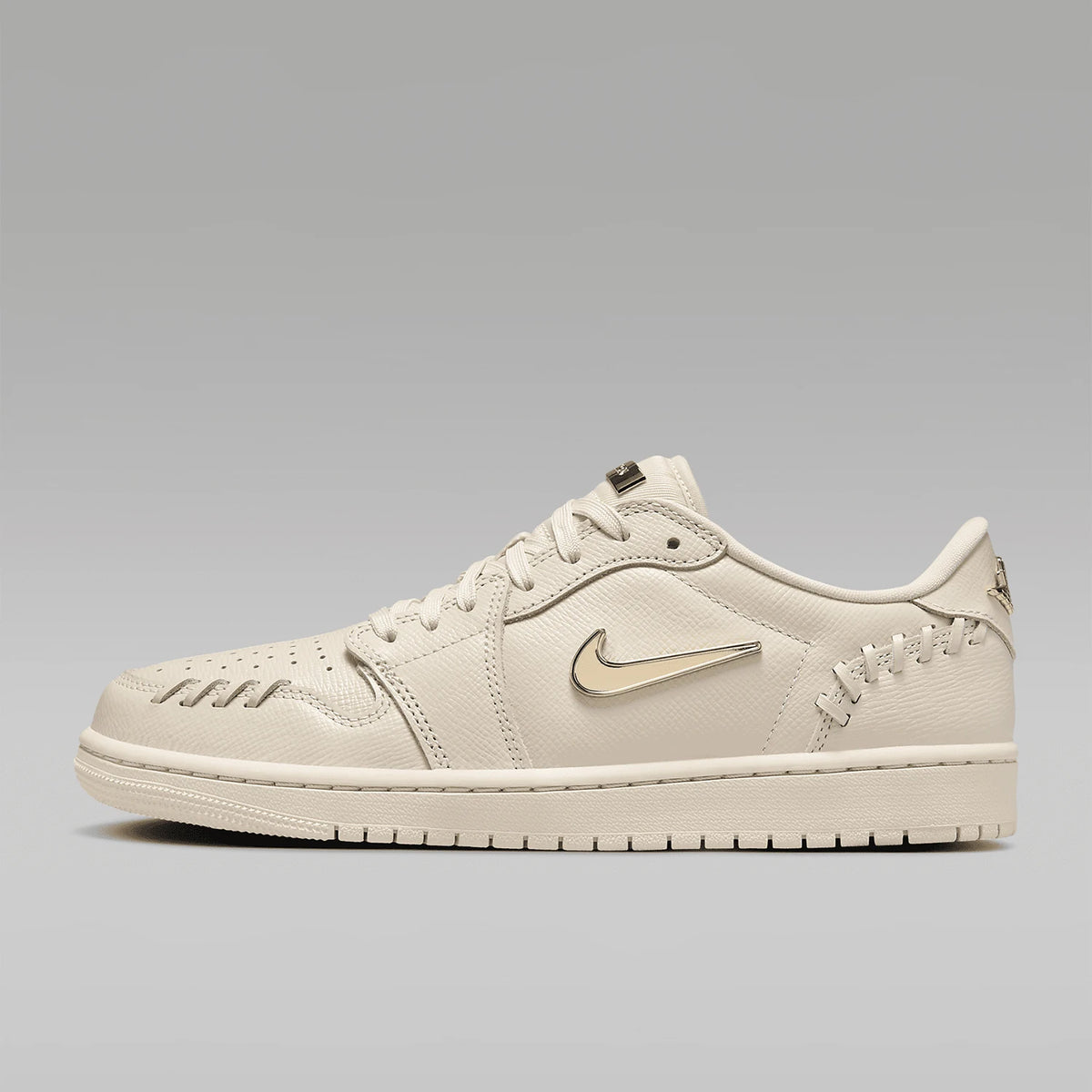 Ténis Nike Authentic Air Jordan 1 MM Low Small Gold Hook para mulher FN5032-200