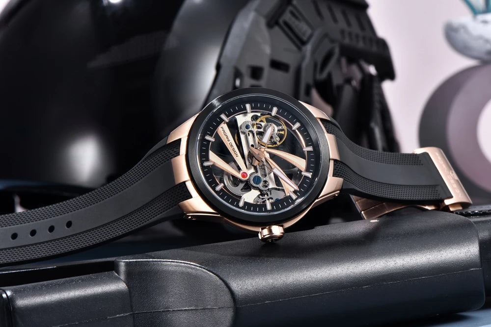Herrklocka från PAGANI DESIGN – Mekanisk automatisk lyxmodell av typen ”skelett” (öppen mekanism), utrustad med en tourbillon, safirglas med antireflexbehandling, vattentät och självlysande.