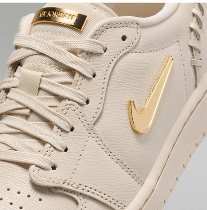 Ténis Nike Authentic Air Jordan 1 MM Low Small Gold Hook para mulher FN5032-200