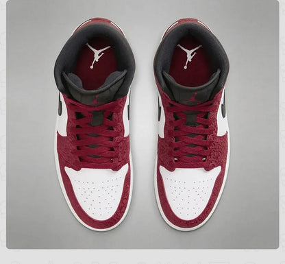 Nike Air Jordan 1 IQC493-600, baskets montantes pour hommes, chaussures de basketball rétro rouge, blanc et noir, dessus en cuir, style streetwear.