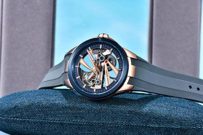 Herrklocka från PAGANI DESIGN – Mekanisk automatisk lyxmodell av typen ”skelett” (öppen mekanism), utrustad med en tourbillon, safirglas med antireflexbehandling, vattentät och självlysande.