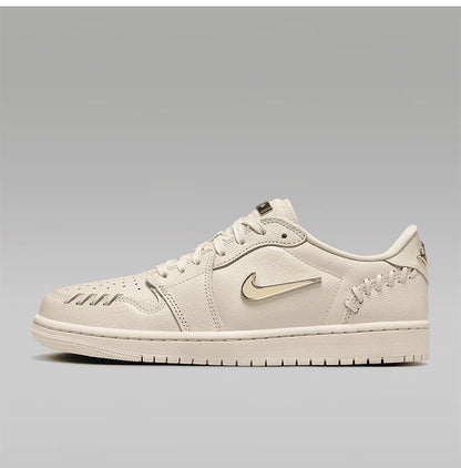 Ténis Nike Authentic Air Jordan 1 MM Low Small Gold Hook para mulher FN5032-200