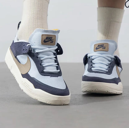 La nuova serie SB di Nike offre grip elevato, comfort e resistenza per scarpe da skateboard outdoor da donna. Materiale in mesh leggero, resistente per gli spostamenti quotidiani, scarpe basse flat. SB Day One trendy blu, versatile, sportiva